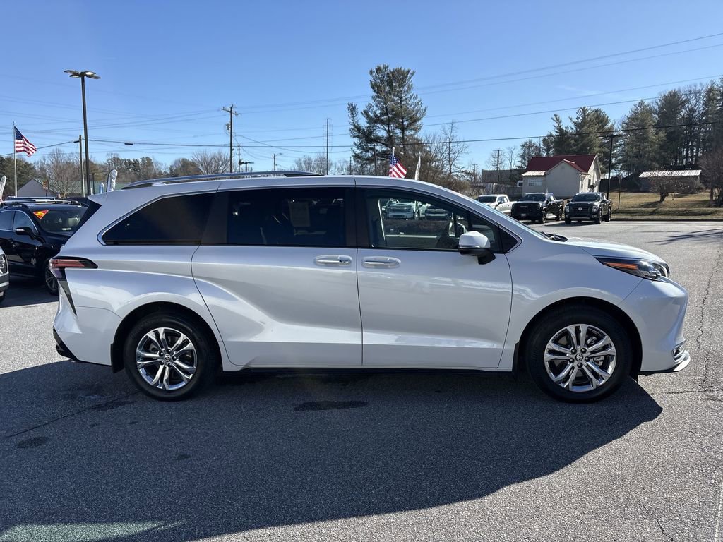 Used 2024 Toyota Sienna Platinum image 11