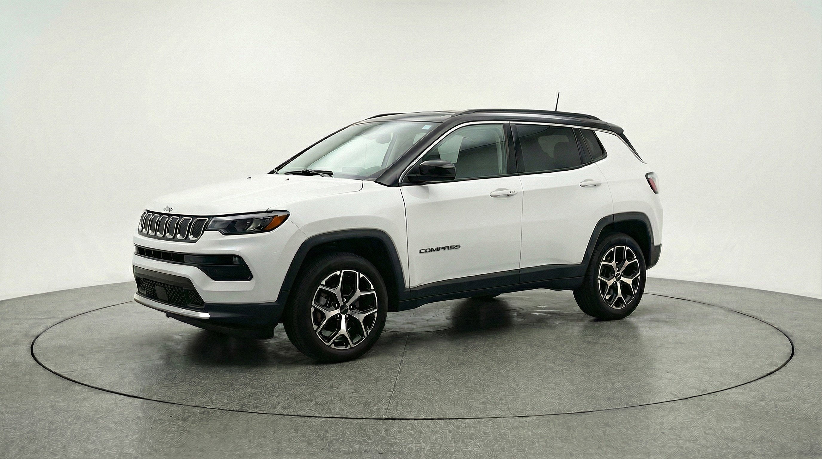 Used 2025 Jeep Compass Limited image 3