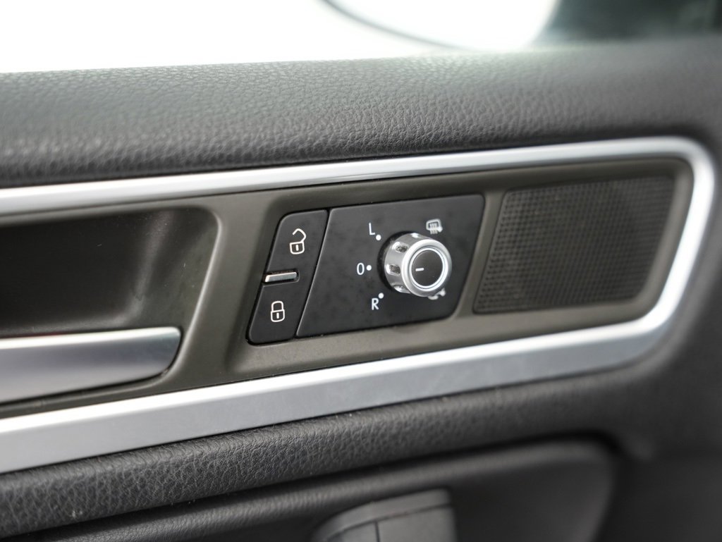 Used 2013 Volkswagen Touareg VR6 image 49