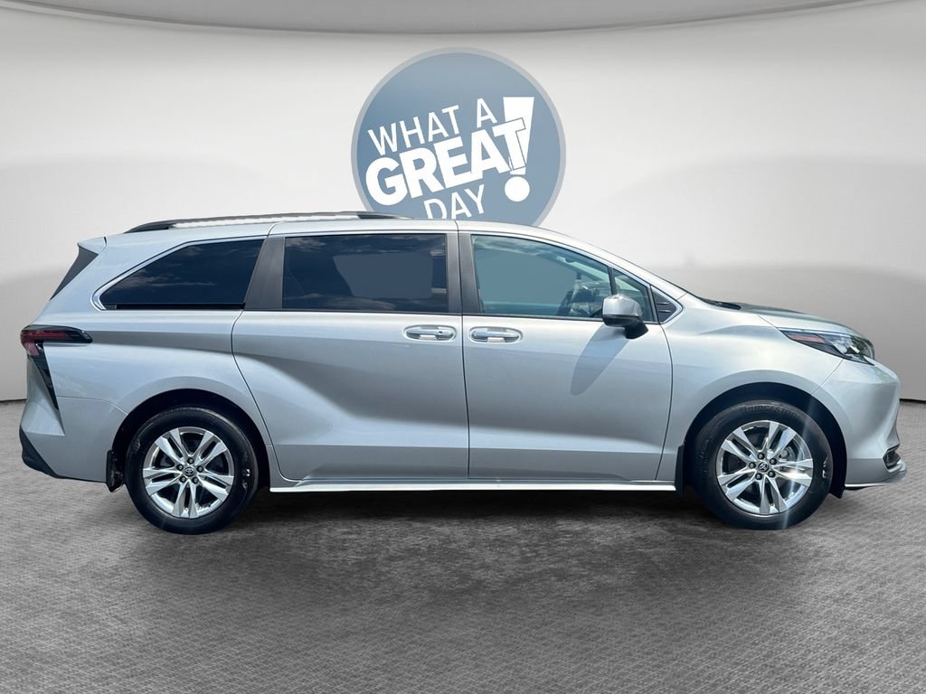 Used 2025 Toyota Sienna XLE w/ XLE Plus Package AWD/4WD image 2