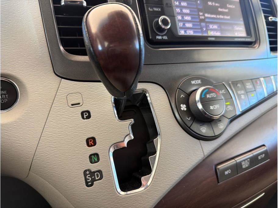 Used 2014 Toyota Sienna XLE FWD image 28