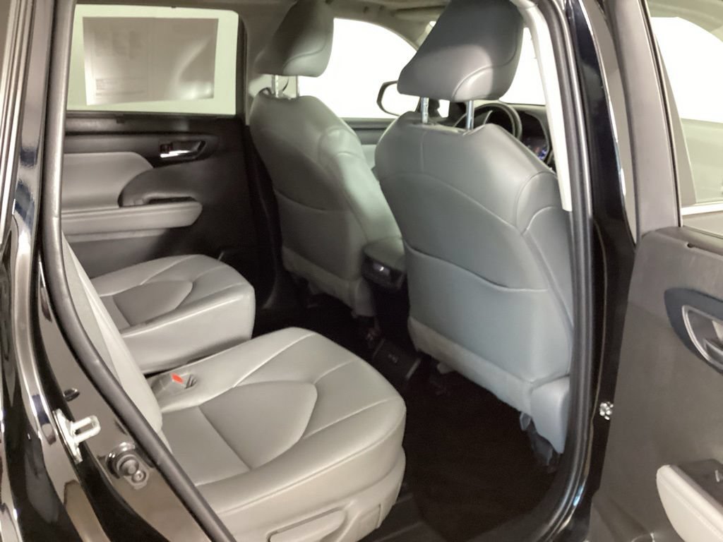 Used 2022 Toyota Highlander XLE AWD/4WD image 40