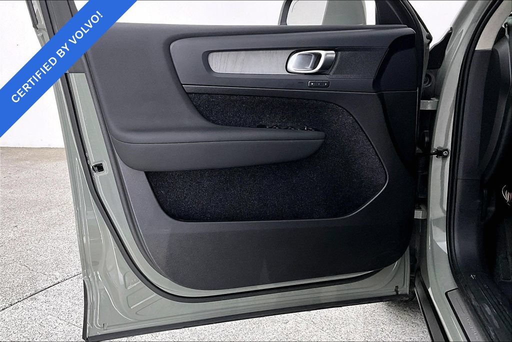 Certified 2025 Volvo XC40 B5 Plus AWD/4WD image 23