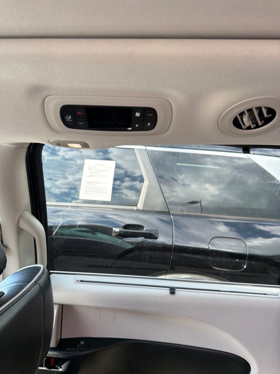 Used 2024 Chrysler Pacifica Limited FWD image 14