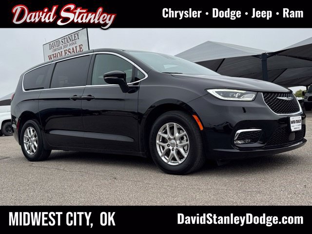 Used 2025 Chrysler Pacifica Select