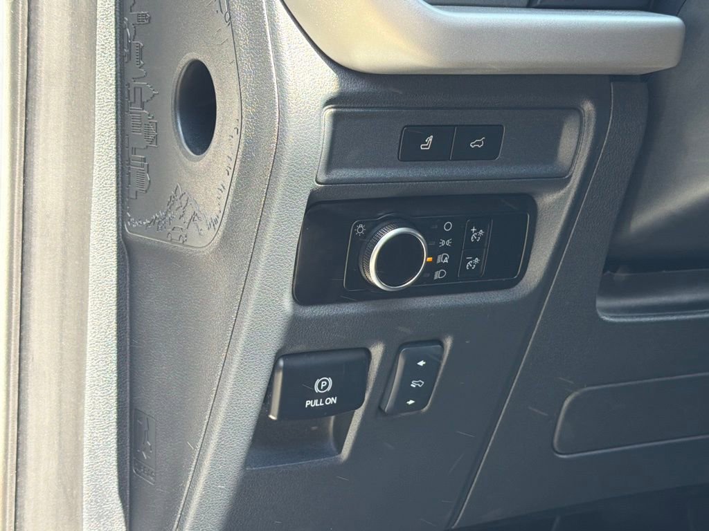 Used 2024 Ford Expedition XLT image 28