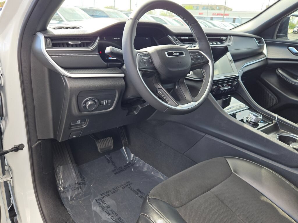 Used 2024 Jeep Grand Cherokee Altitude RWD image 26