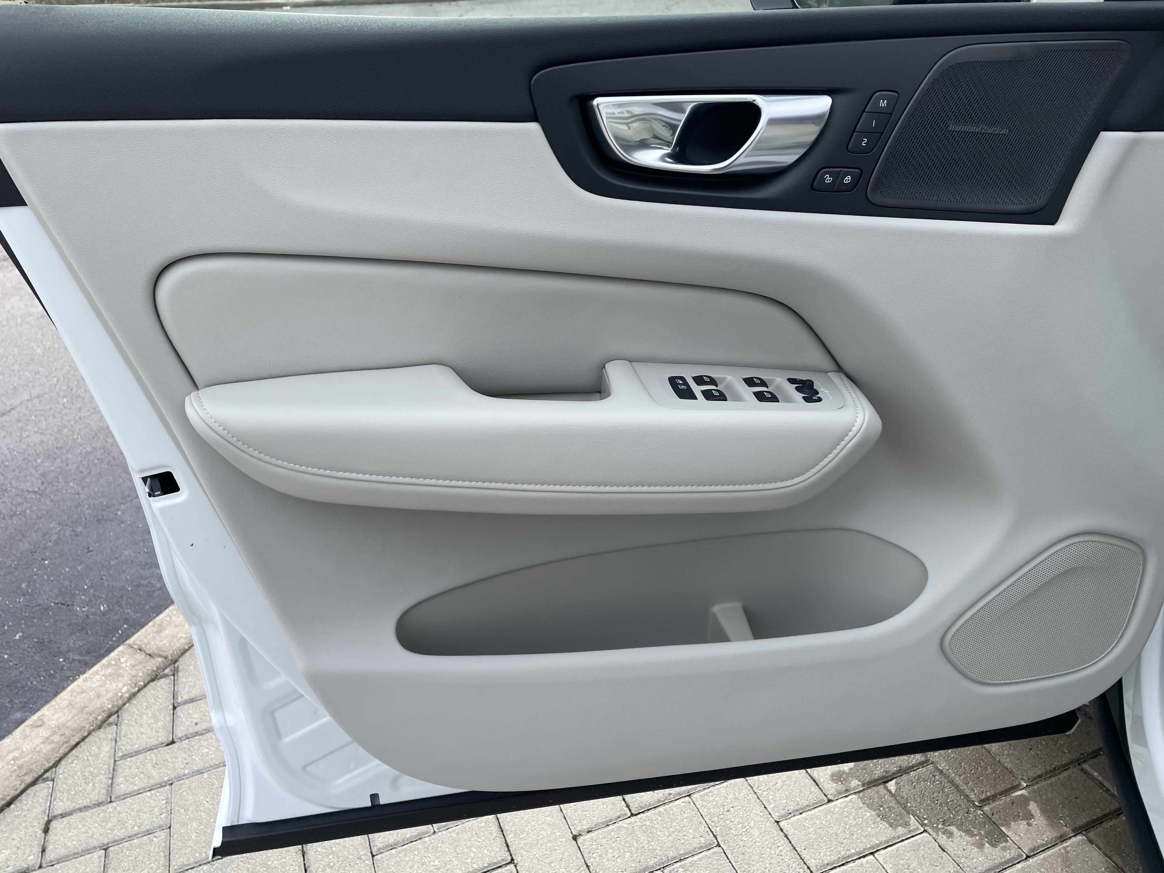 New 2026 Volvo XC60 T8 Ultra w/ Protection Package Premier image 14