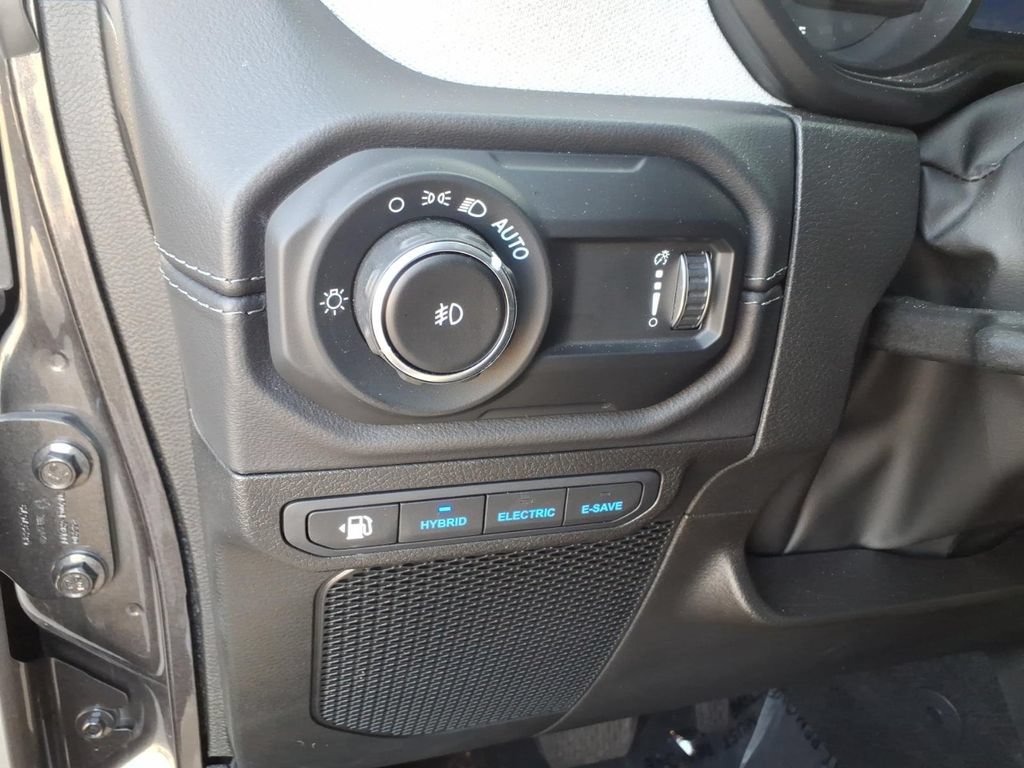 Used 2025 Jeep Wrangler Unlimited Sahara AWD/4WD image 24
