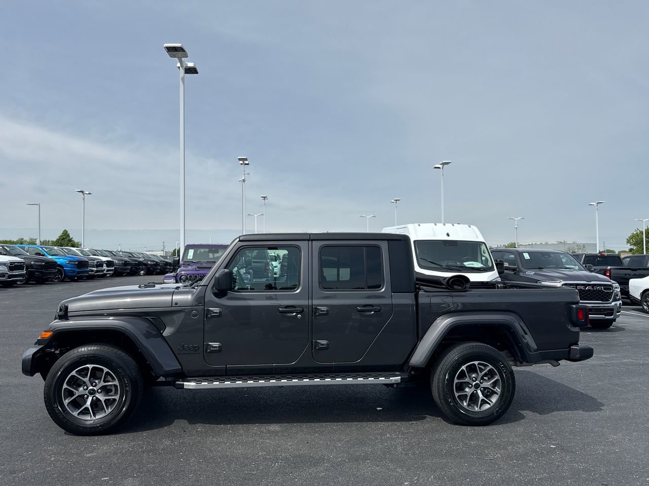 Used 2024 Jeep Gladiator Sport AWD/4WD image 6