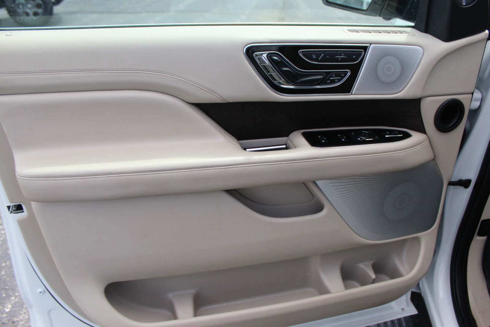 Used 2020 Lincoln Navigator L Reserve w/ Equipment Group 208A Reserve AWD/4WD image 24