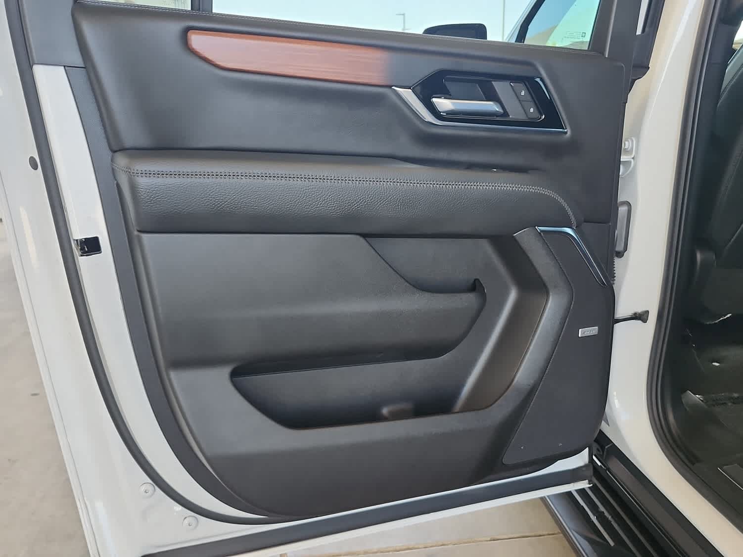 Used 2025 GMC Yukon XL Denali AWD/4WD image 14