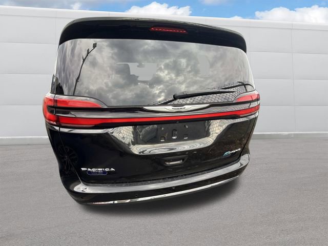 Used 2023 Chrysler Pacifica Limited image 3