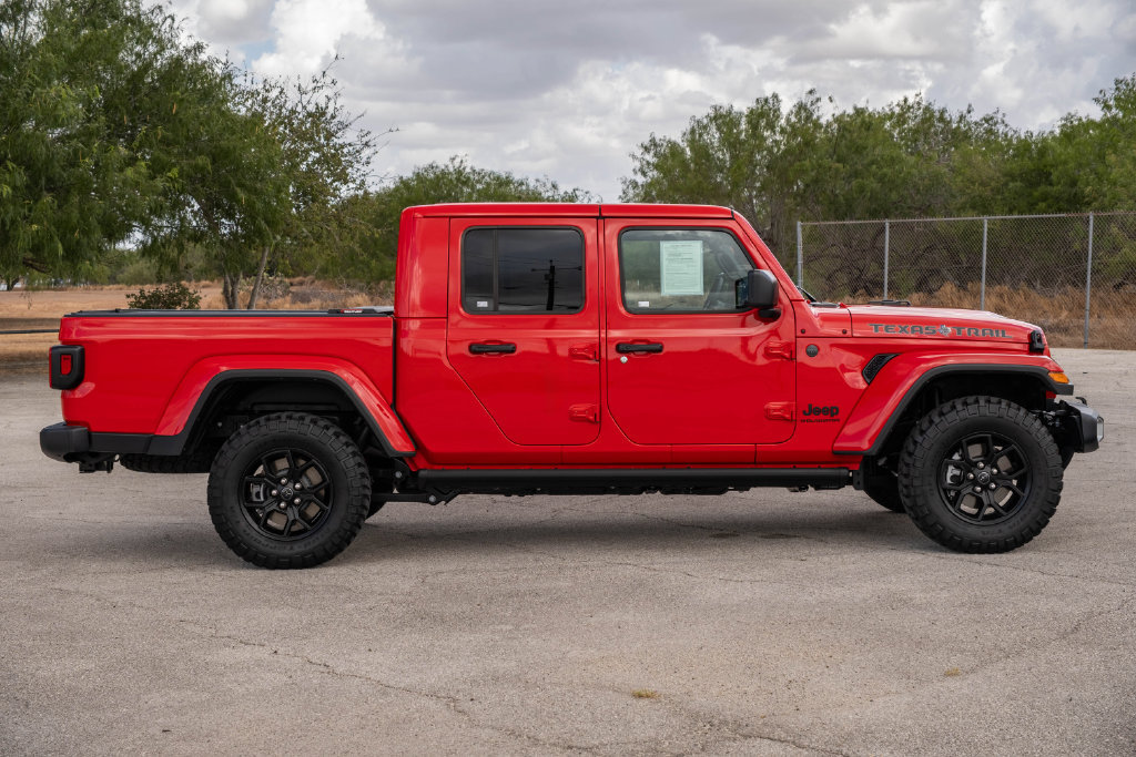 Used 2025 Jeep Gladiator Sport AWD/4WD image 9
