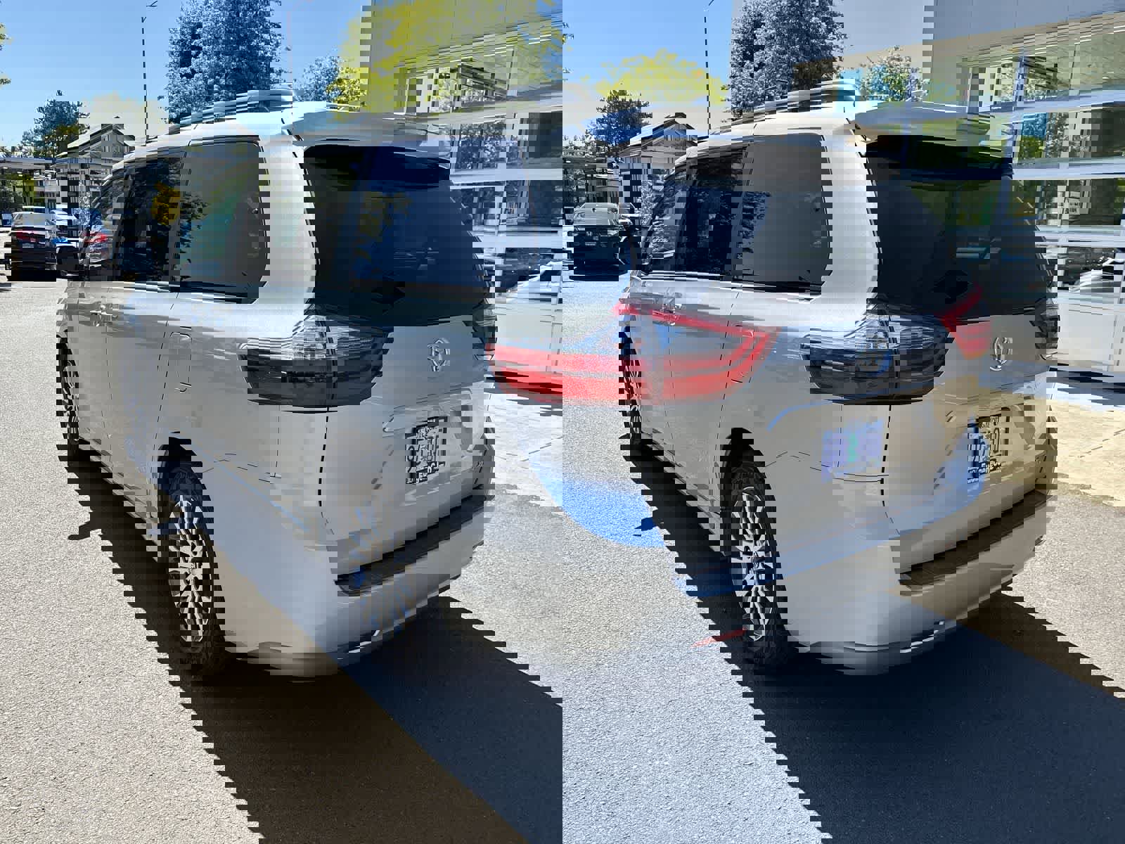 Used 2020 Toyota Sienna XLE image 3