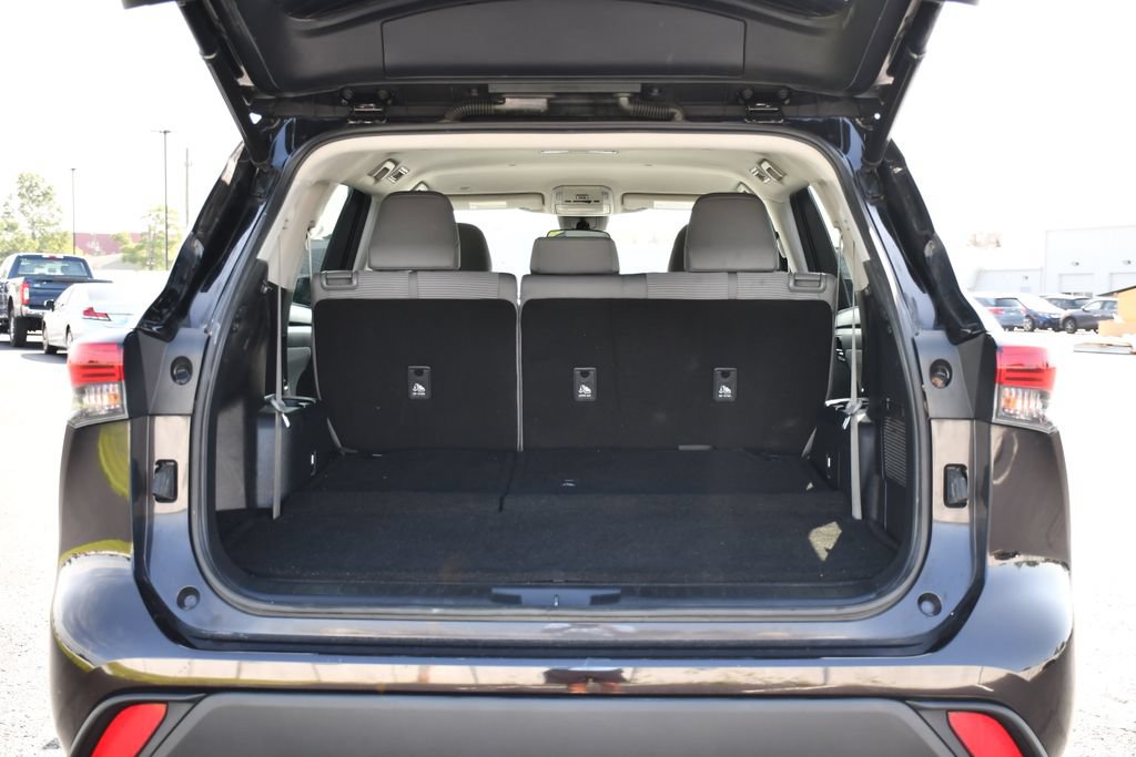 Used 2021 Toyota Highlander LE FWD image 30
