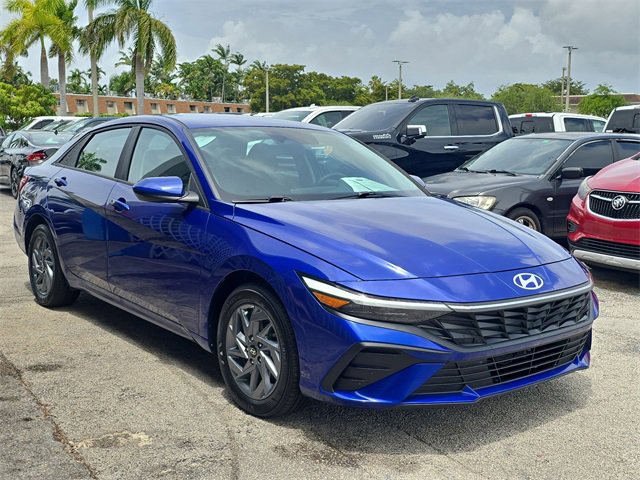 Used 2024 Hyundai Elantra Blue image 2