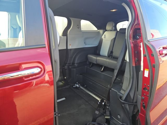Used 2023 Toyota Sienna XSE w/ XSE Plus Package image 19