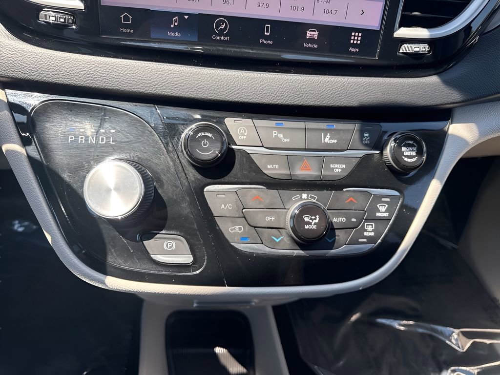 Used 2023 Chrysler Pacifica Touring-L image 17