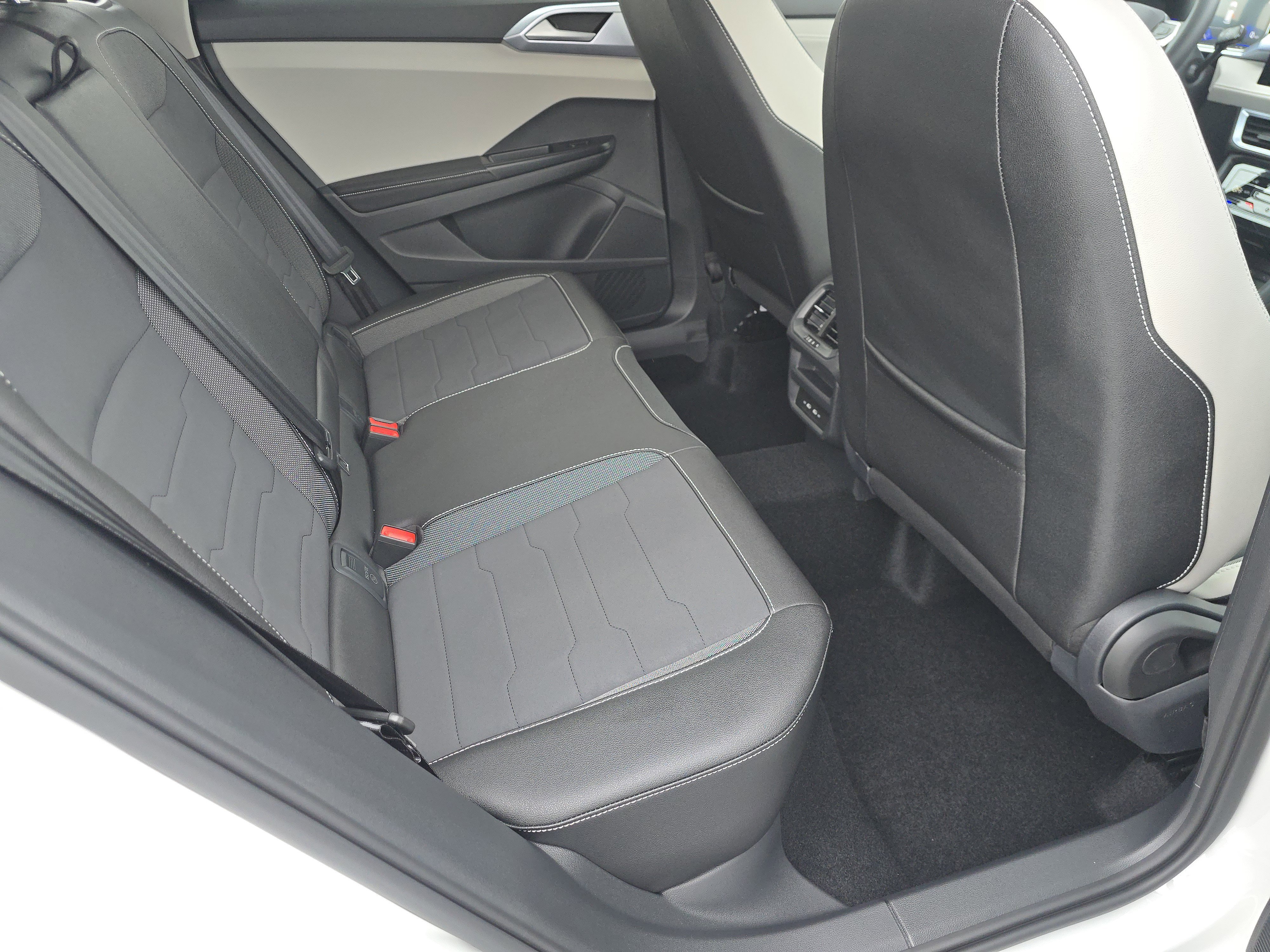 New 2026 Volkswagen Taos SE image 18