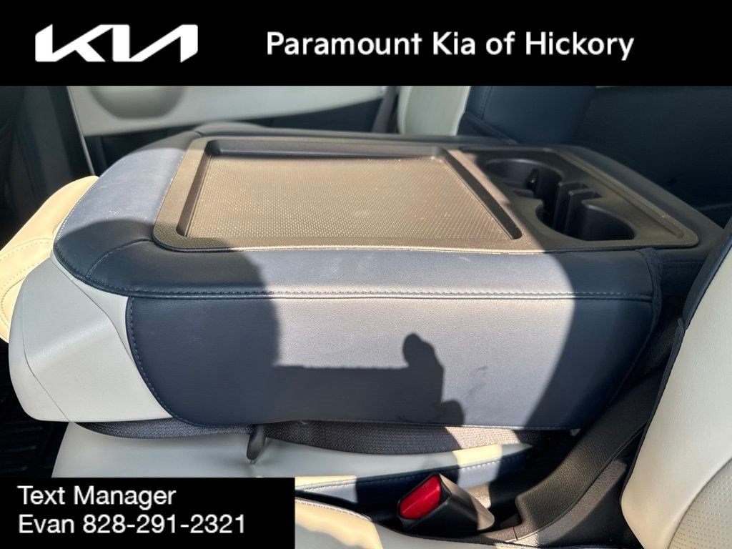 Used 2025 Kia Carnival EX FWD image 18