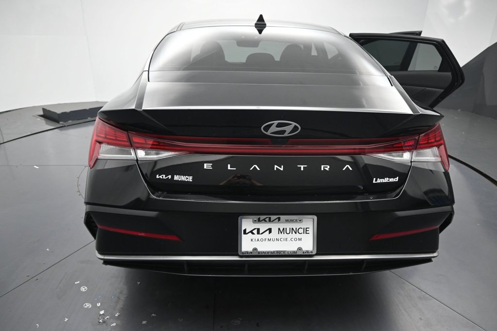 Used 2025 Hyundai Elantra Limited w/ Cargo Package FWD image 9