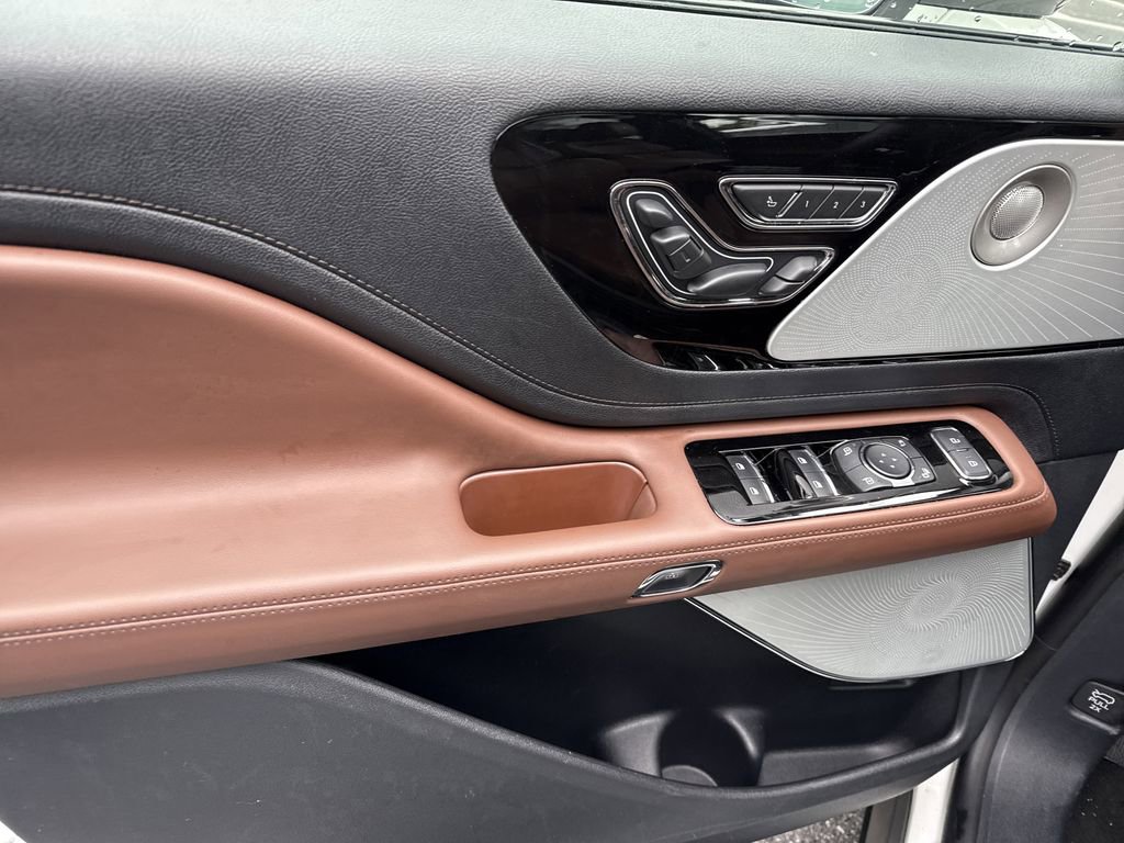 Used 2025 Lincoln Aviator Reserve w/ Equipment Group 201A image 11