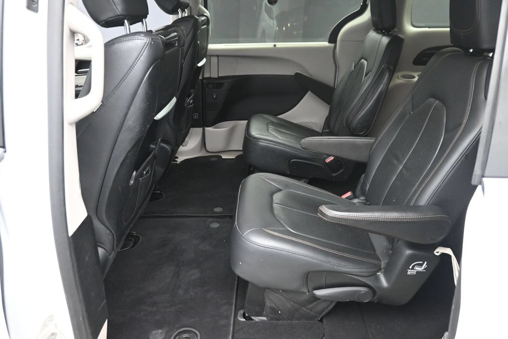 Used 2018 Chrysler Pacifica Touring-L Plus w/ Tire & Wheel Group FWD image 12