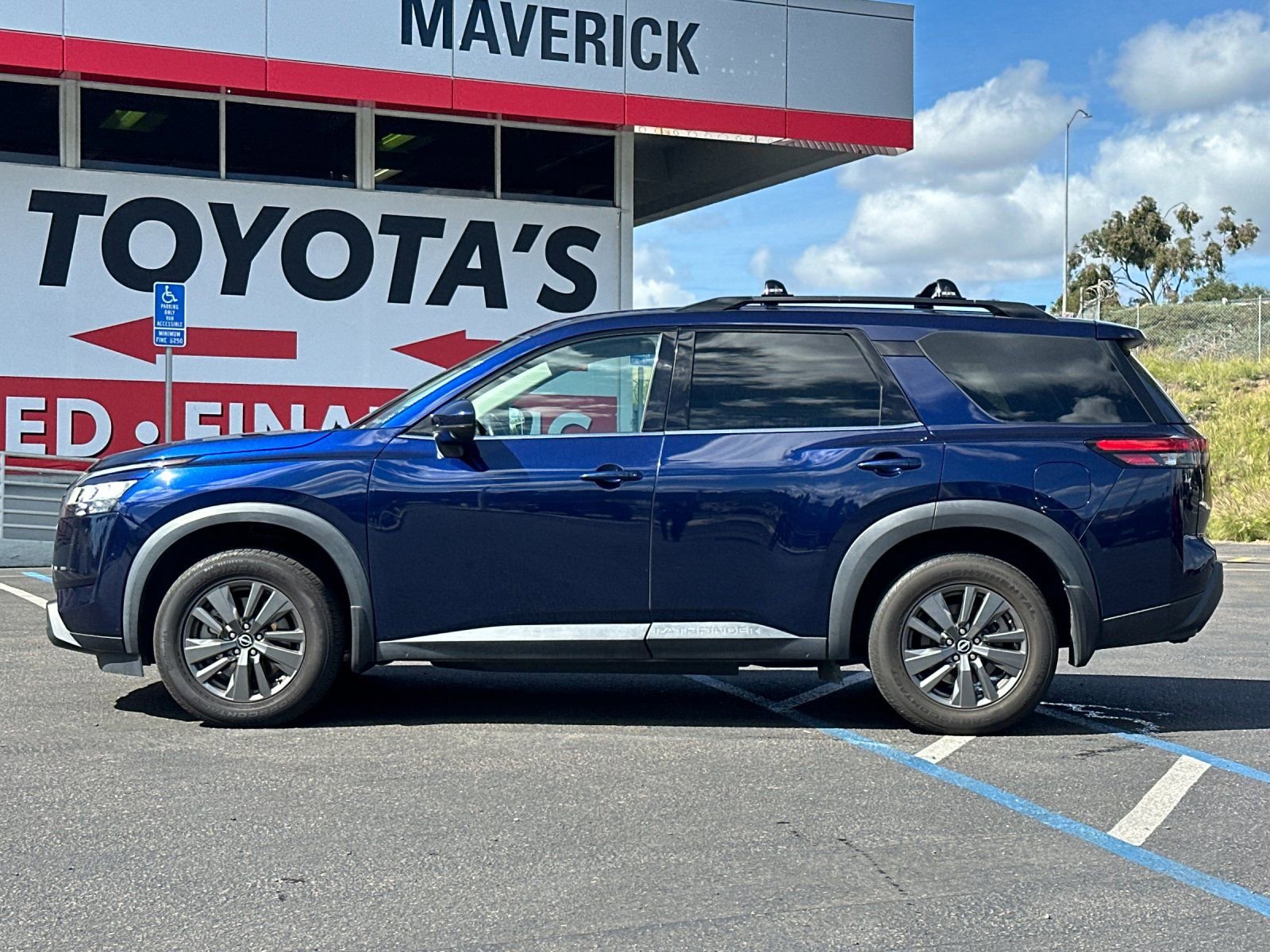 Used 2022 Nissan Pathfinder SV image 2