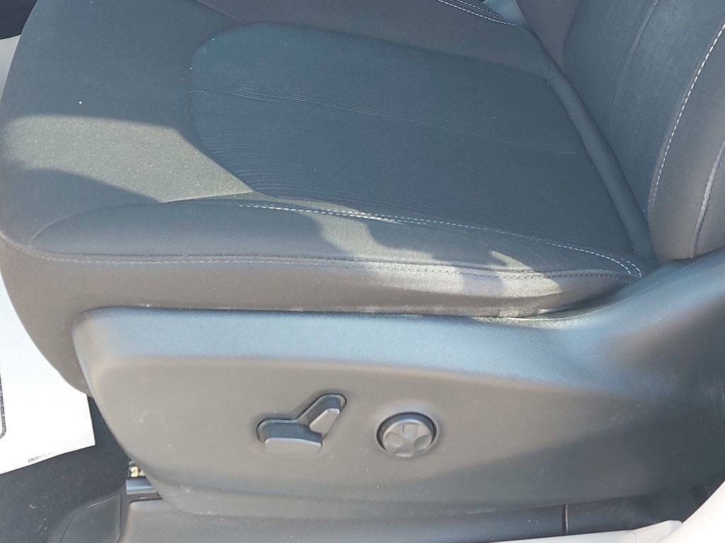 Used 2023 Chrysler Voyager LX image 24