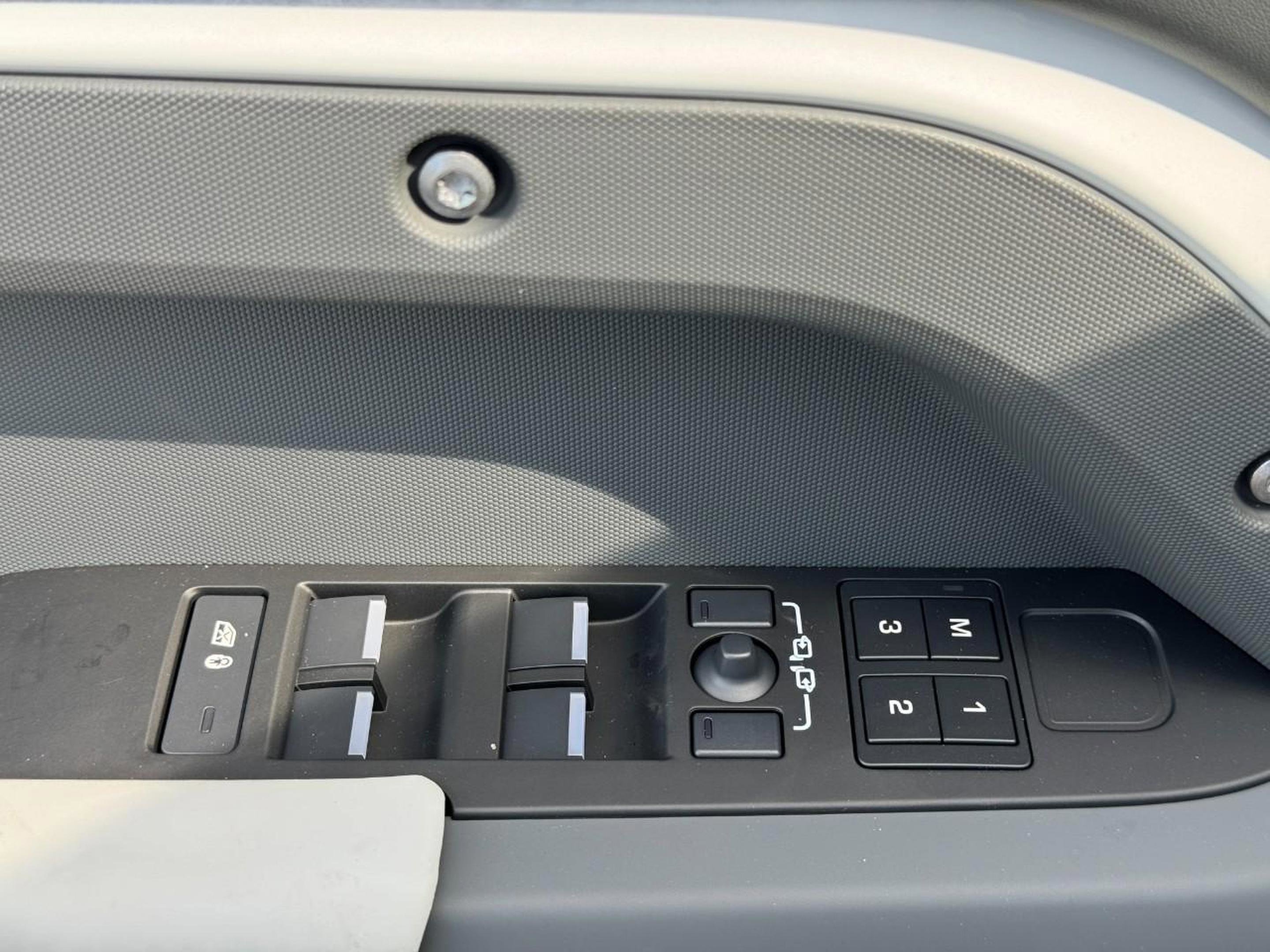 Certified 2025 Land Rover Defender 130 X-Dynamic SE image 26