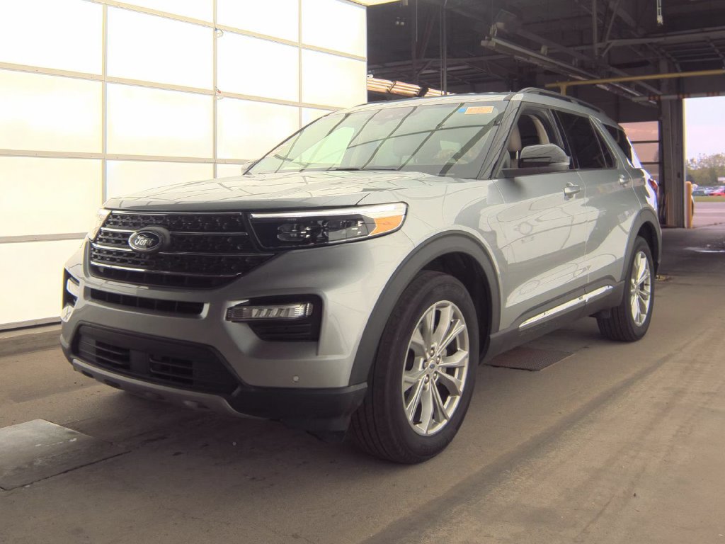 Used 2024 Ford Explorer XLT w/ Equipment Group 202A AWD/4WD image 3