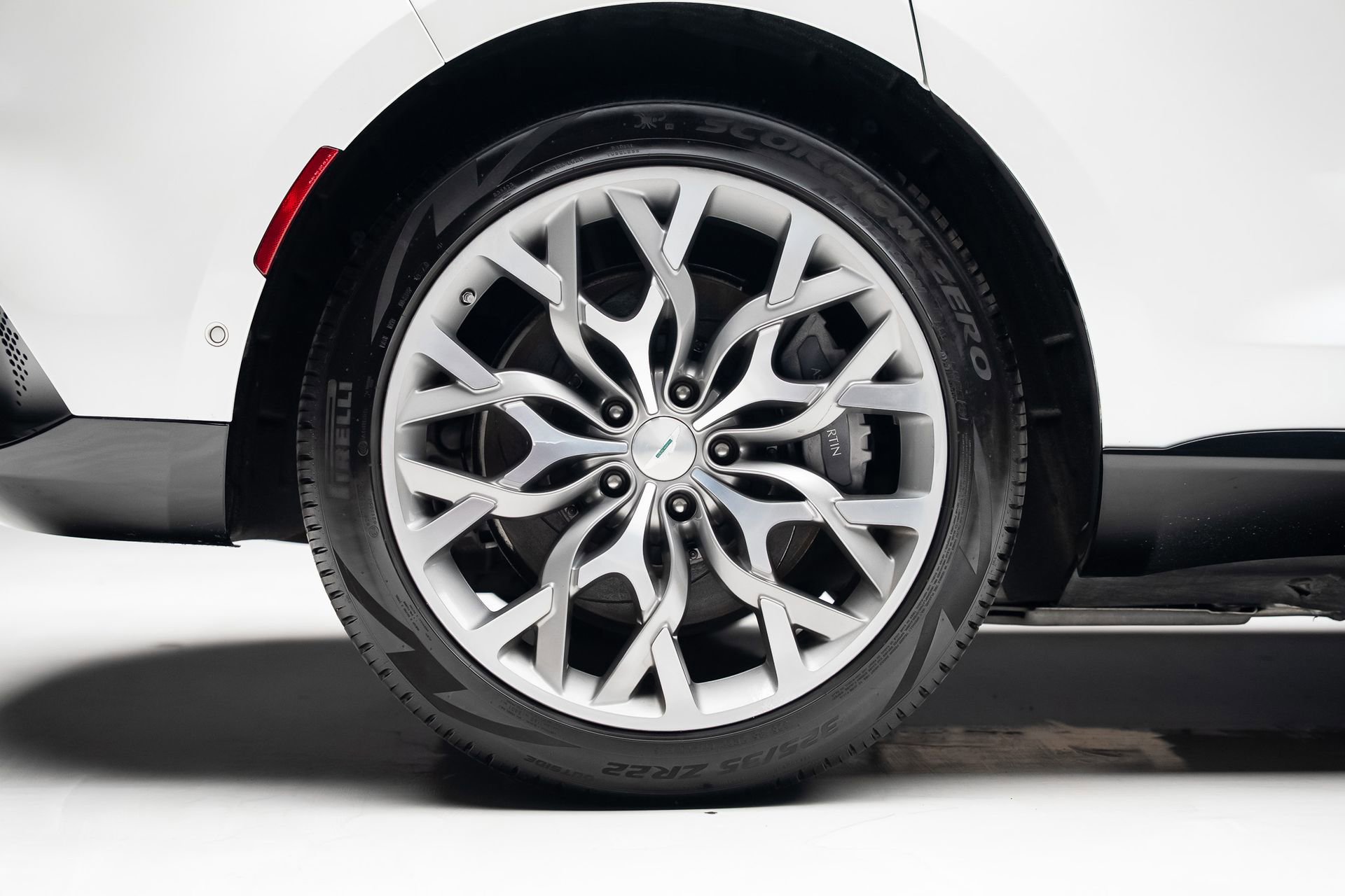 Used 2021 Aston Martin DBX AWD/4WD image 36