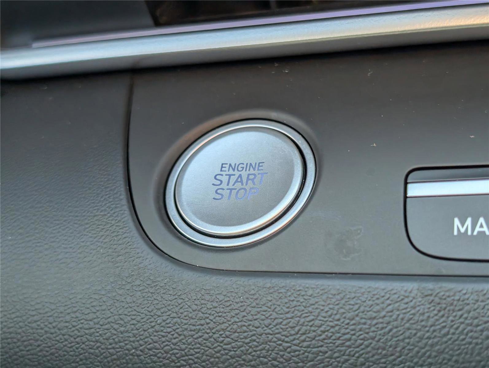 Used 2025 Hyundai Elantra Limited FWD image 25