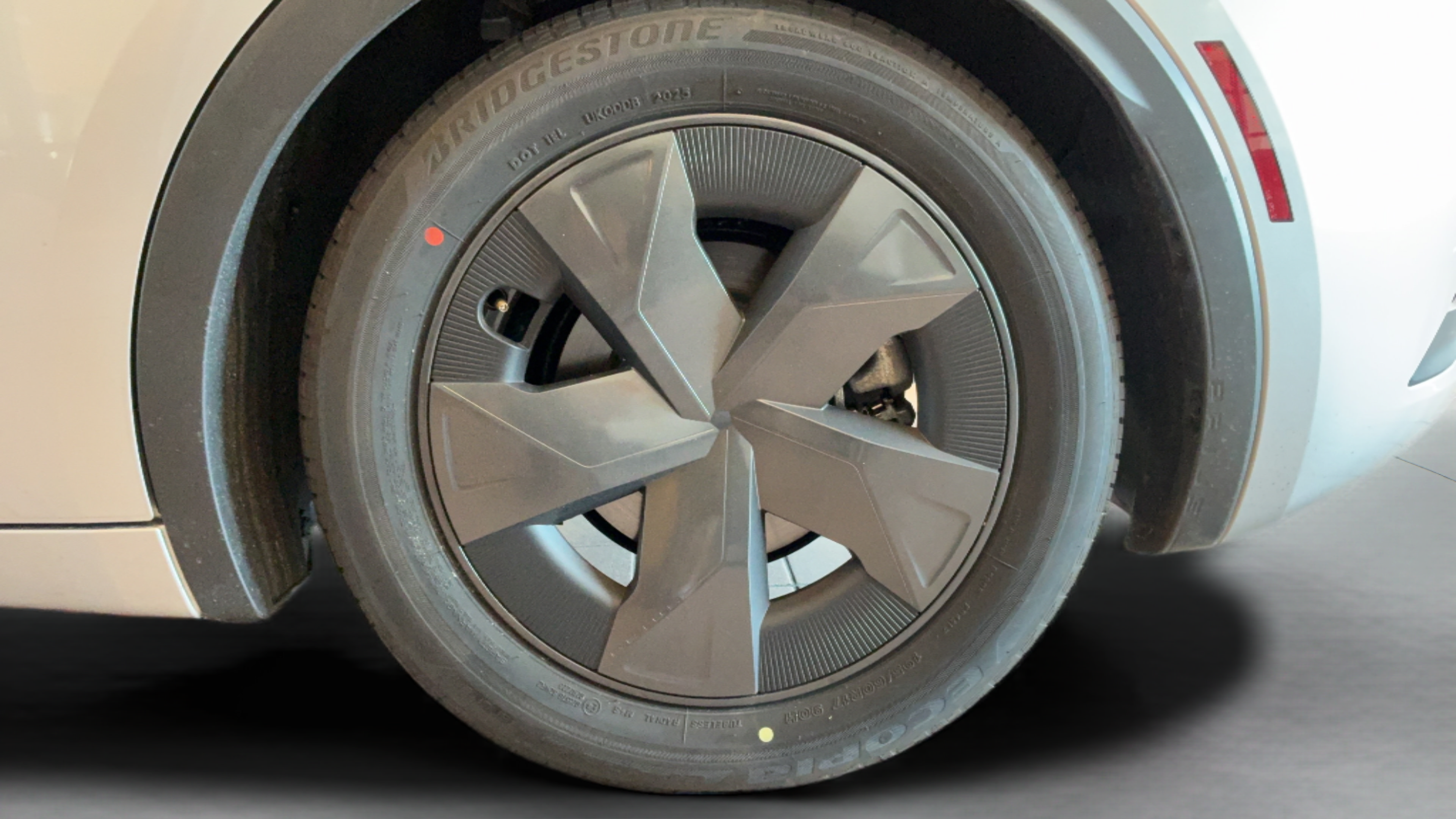 Certified 2025 Toyota Prius LE FWD image 31