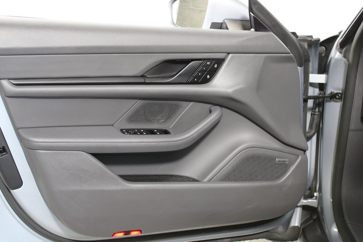 Used 2023 Porsche Taycan RWD image 9