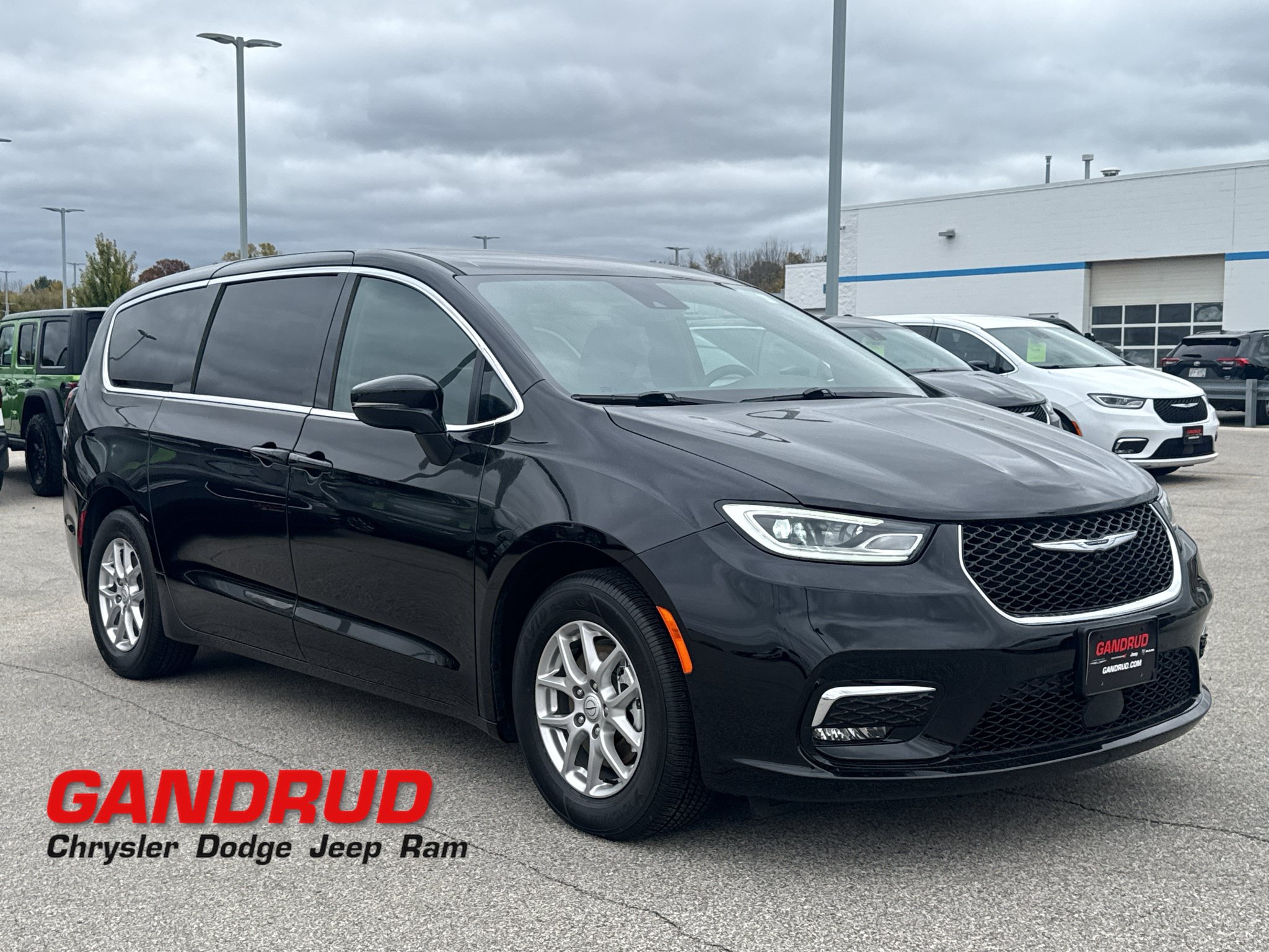 Used 2025 Chrysler Pacifica Select