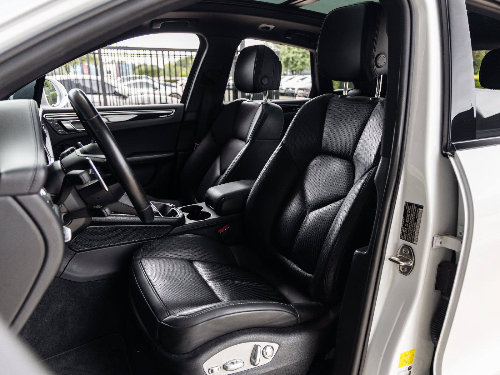 Certified 2022 Porsche Macan S AWD/4WD image 5