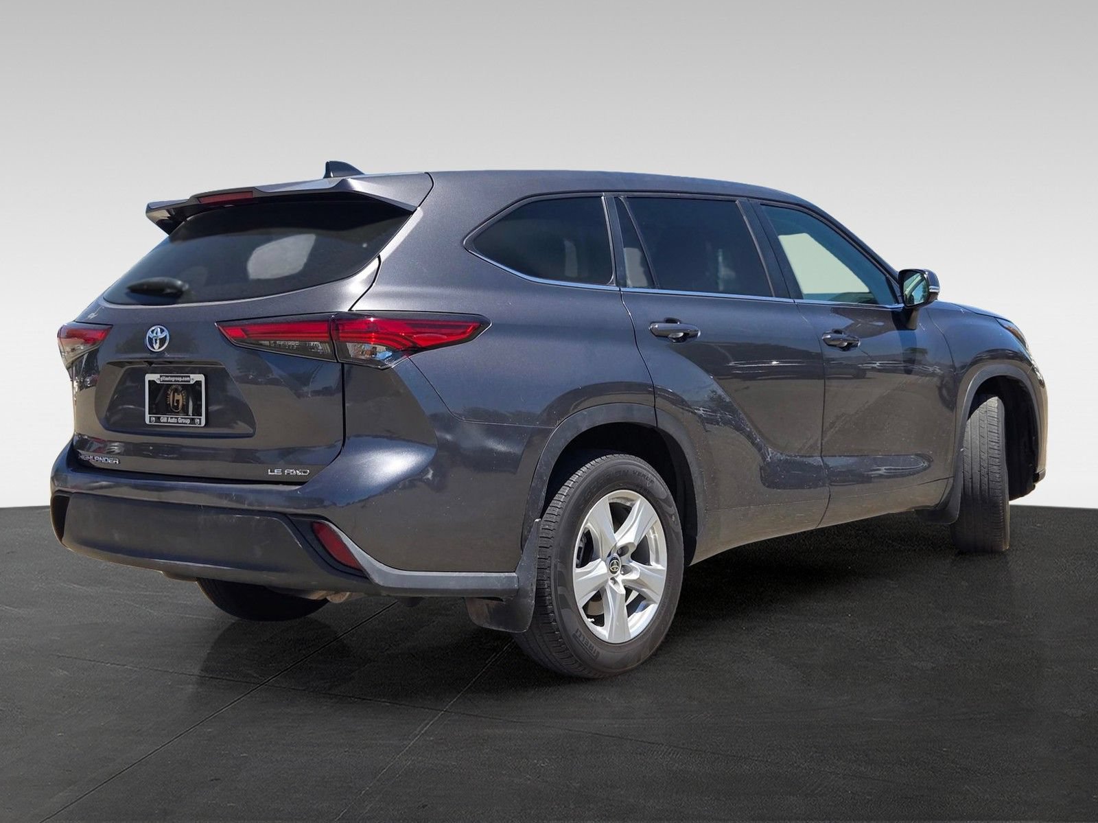 Used 2023 Toyota Highlander LE AWD/4WD image 4