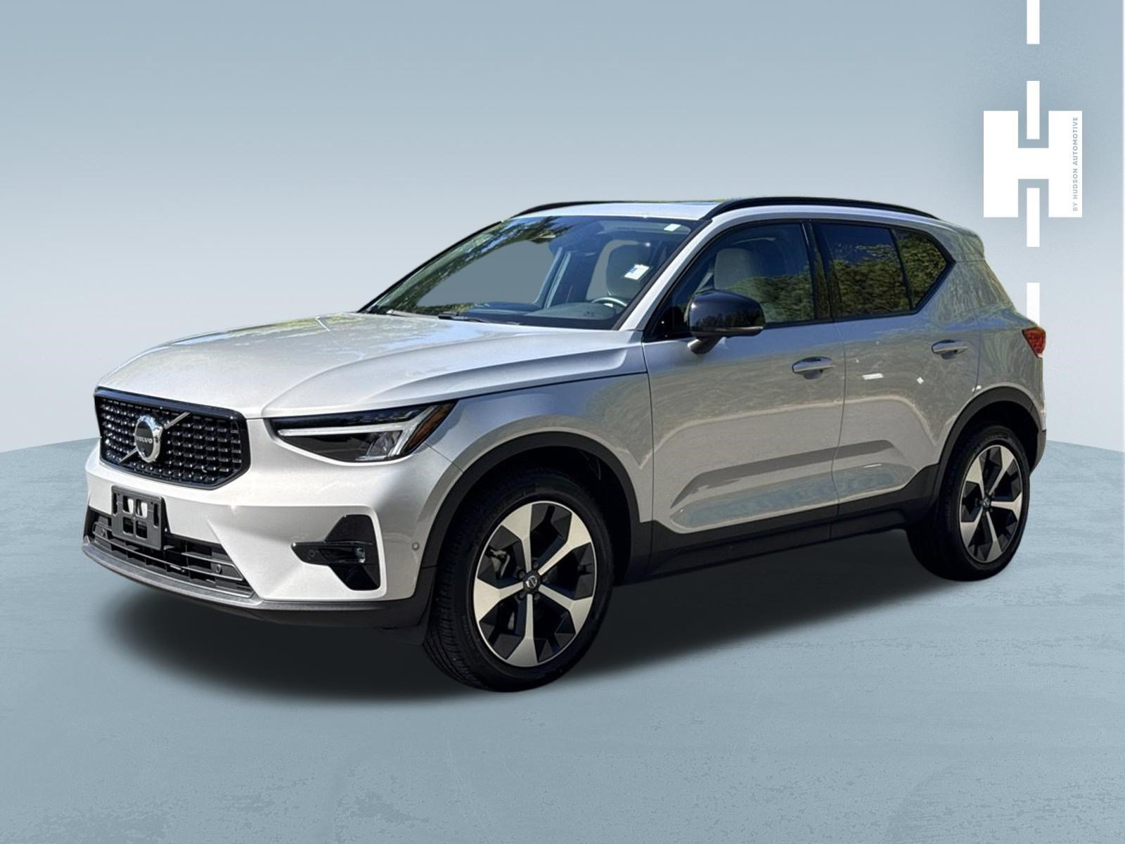 Used 2025 Volvo XC40 B5 Plus AWD/4WD image 3