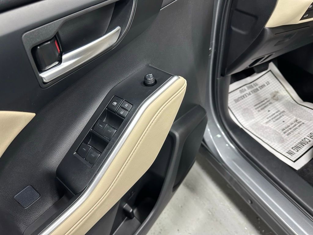 Used 2025 Toyota Highlander XLE image 9