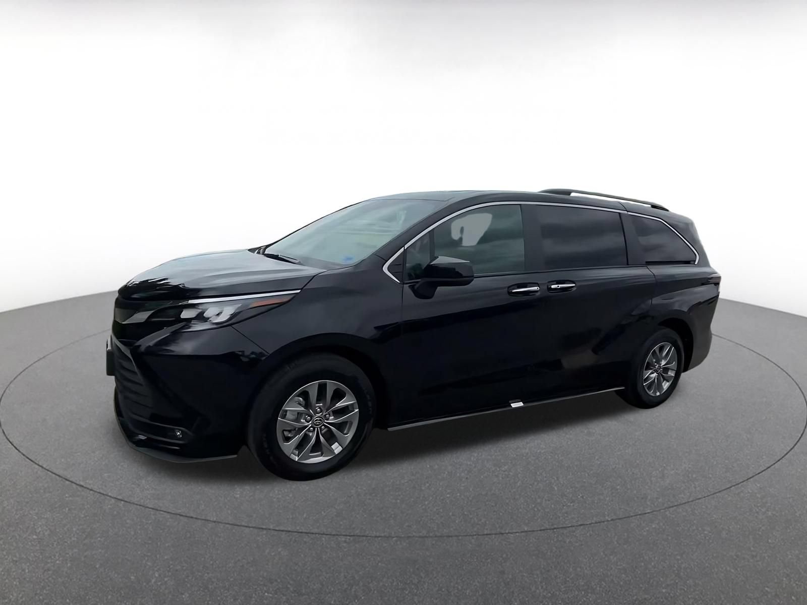 Used 2025 Toyota Sienna XLE FWD image 7