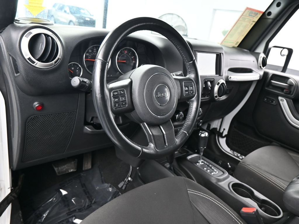 Used 2018 Jeep Wrangler Unlimited Sahara w/ Connectivity Group image 12