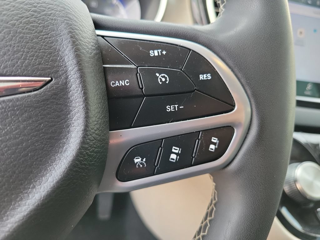 Used 2023 Chrysler Pacifica Touring-L FWD image 26