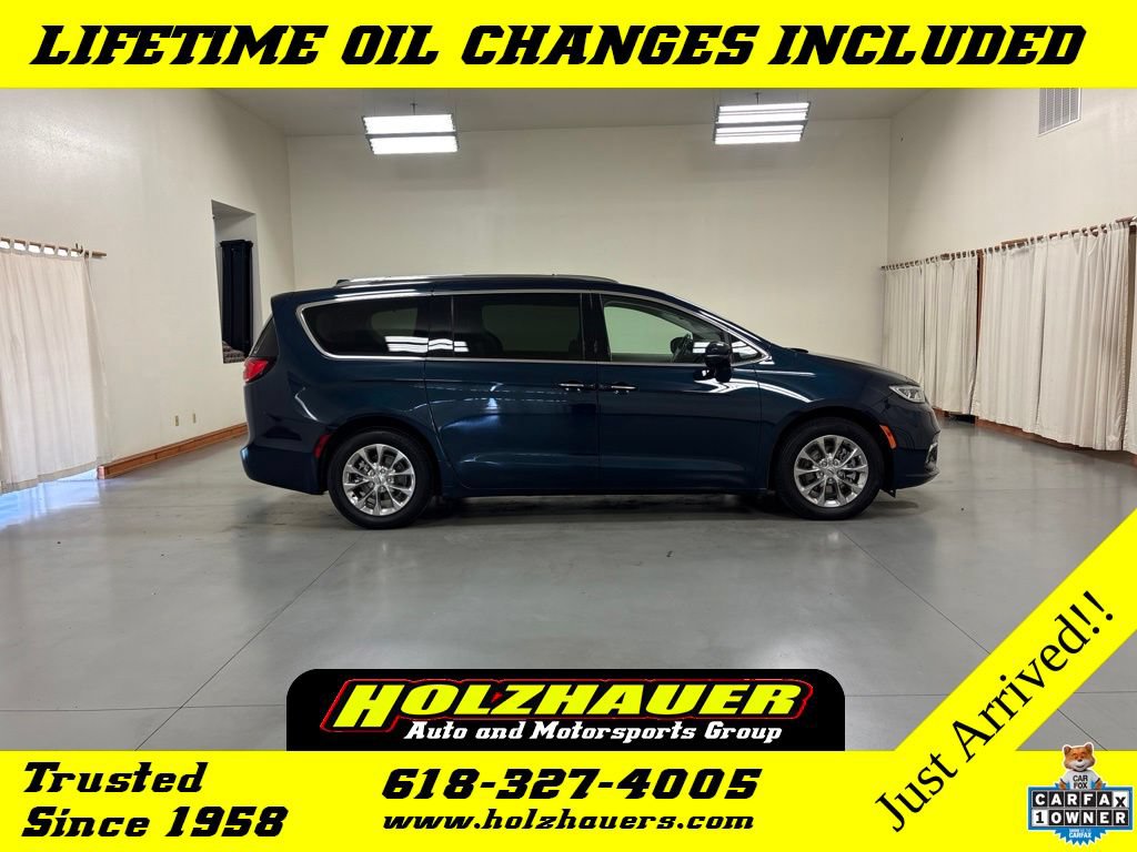 Used 2021 Chrysler Pacifica Touring-L FWD image 1