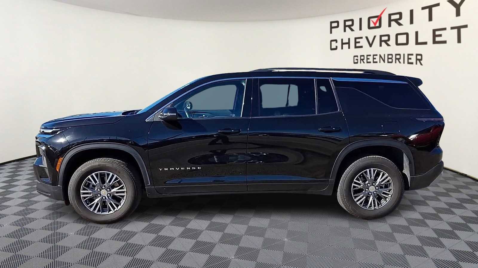 Used 2025 Chevrolet Traverse LT image 5