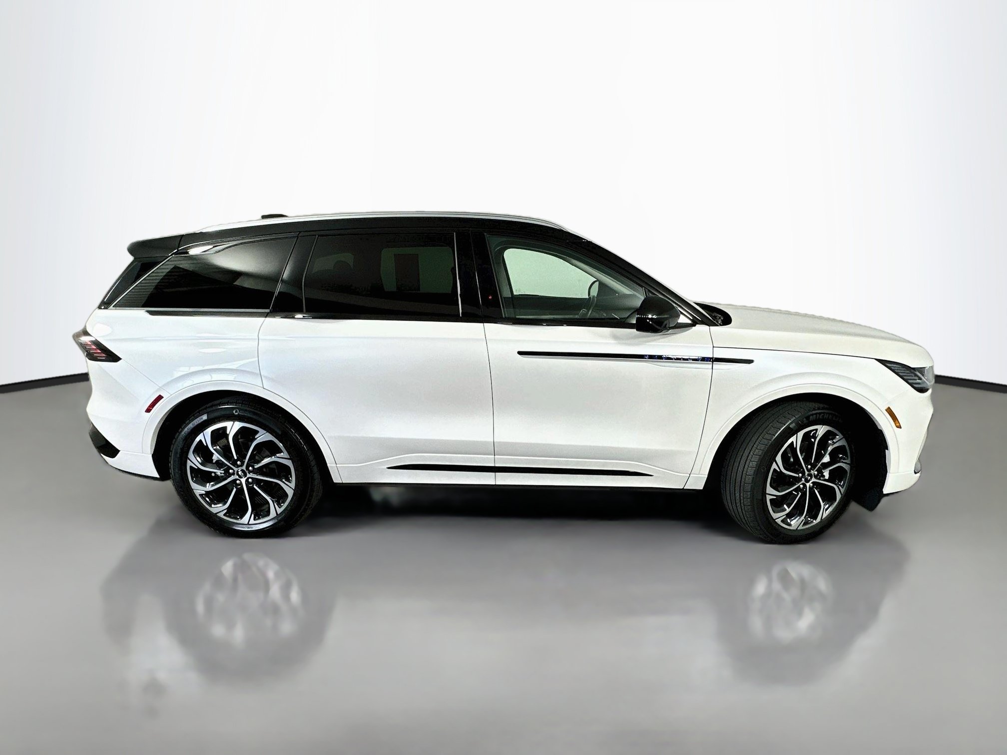 Used 2025 Lincoln Nautilus Reserve AWD/4WD image 8