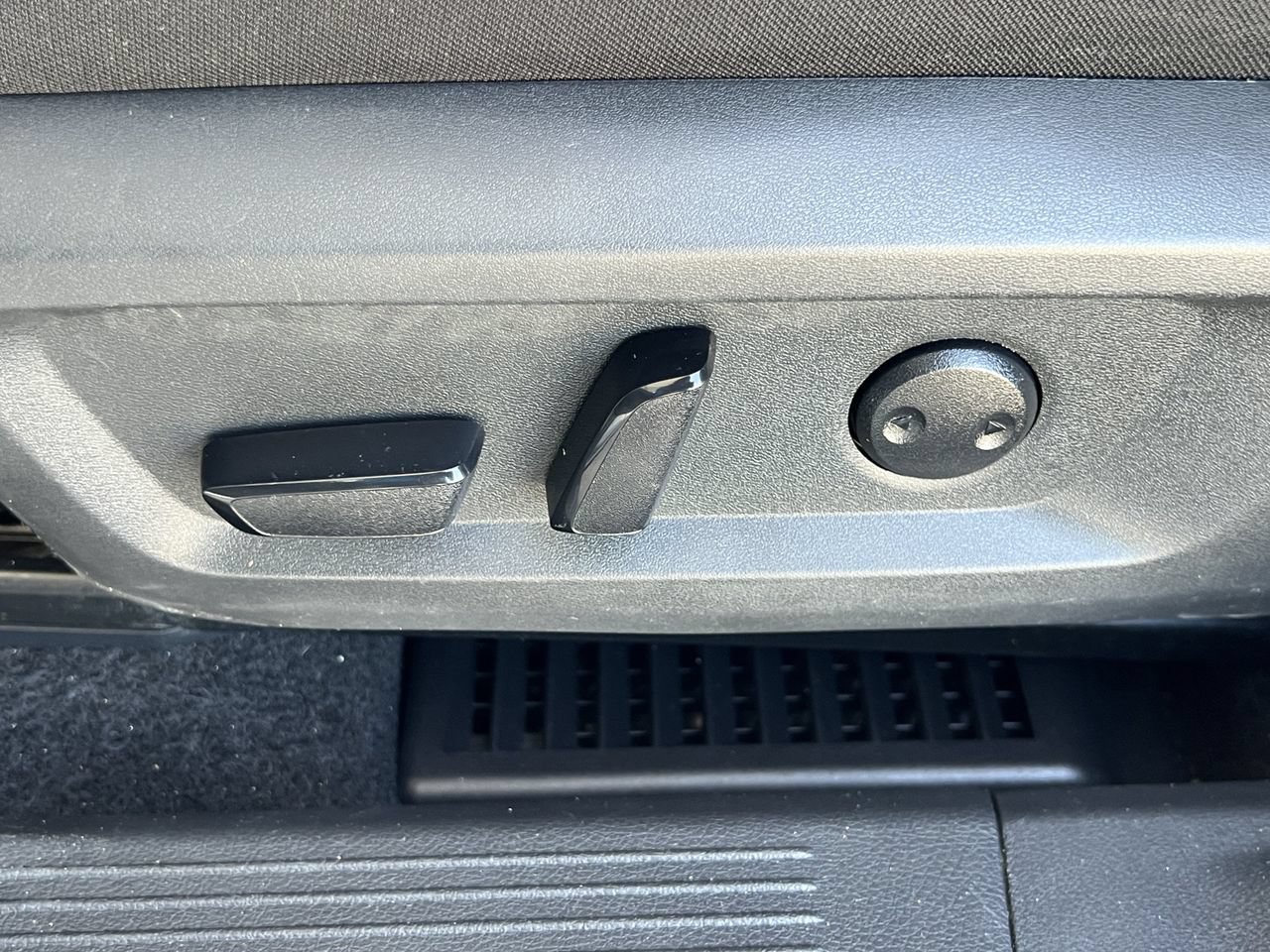 Used 2023 Nissan Rogue SV FWD image 20