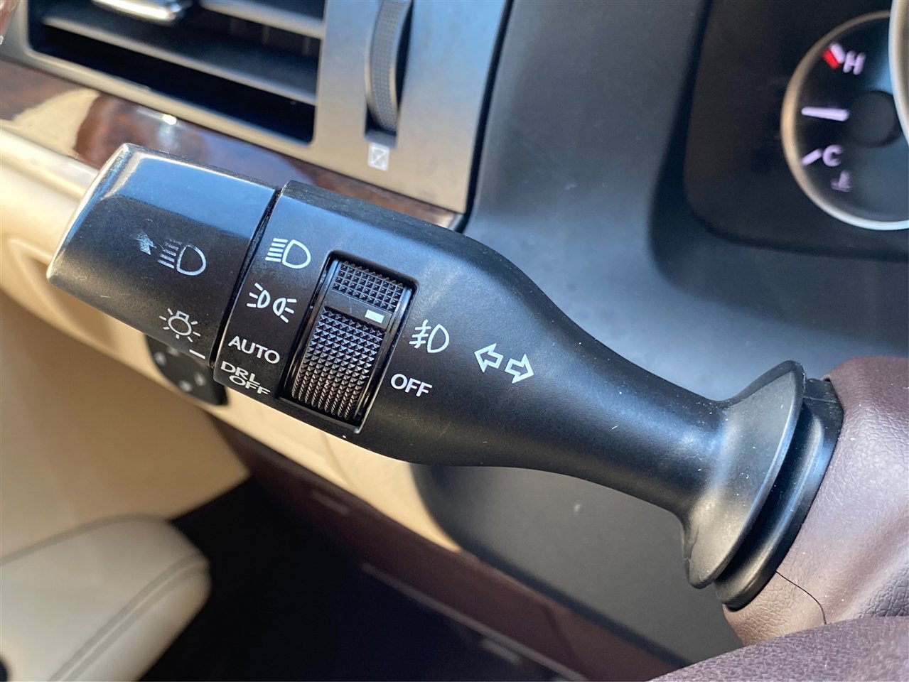 Used 2016 Lexus ES 350 w/ Luxury Package w/Wood Trim image 29