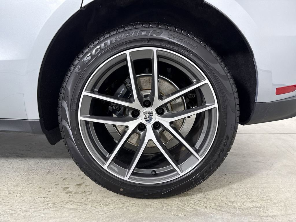 Certified 2025 Porsche Macan image 14
